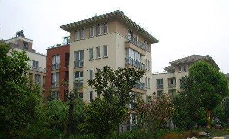上海格蘭云天別墅區(qū)：高端居住品質(zhì)，便捷交通生活
